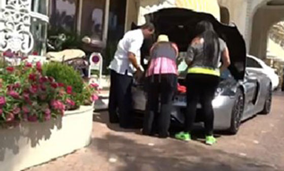 بالفيديو.. شاهد كيف ضاقت اقوى سيارة بورش في العالم بامتعة مالكتها الخليجية صورة رقم 3 بالفيديو.. شاهد كيف ضاقت اقوى سيارة بورش في العالم بامتعة مالكتها الخليجية صورة رقم 3