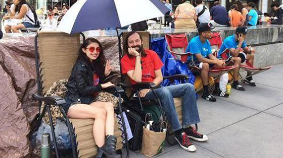 الايدي المغرمة تتلاقف اي فون آبل الكبير الجديد بشوق ولهفة صورة رقم 19