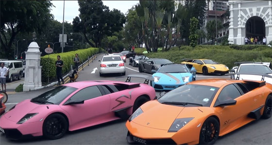 بالفيديو.. اغلى السيارات تتهادى كالعرائس في اقوى مدن العالم اقتصاديا صورة رقم 1