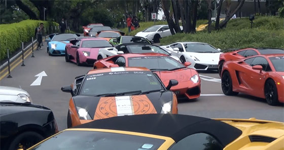بالفيديو.. اغلى السيارات تتهادى كالعرائس في اقوى مدن العالم اقتصاديا صورة رقم 2