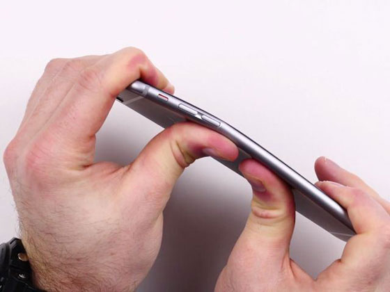 بالفيديو.. ابل تفتح مختبراتها للصحفيين لتبرئة ايفون 6 من التقوس صورة رقم 2