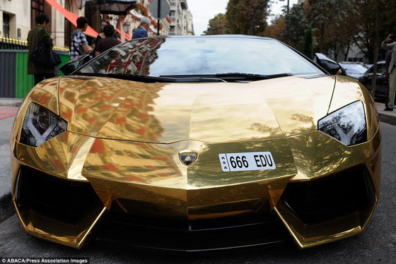 لامبورغيني سعودية مطلية بالذهب امام فندق بباريس تحبس الأنفاس صورة رقم 4 لامبورغيني سعودية مطلية بالذهب امام فندق بباريس تحبس الأنفاس صورة رقم 4