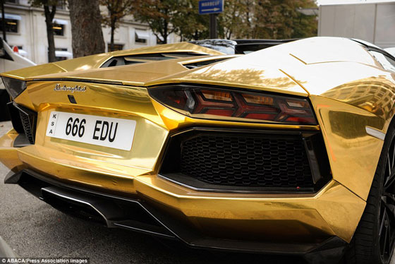 لامبورغيني سعودية مطلية بالذهب امام فندق بباريس تحبس الأنفاس صورة رقم 8 لامبورغيني سعودية مطلية بالذهب امام فندق بباريس تحبس الأنفاس صورة رقم 8