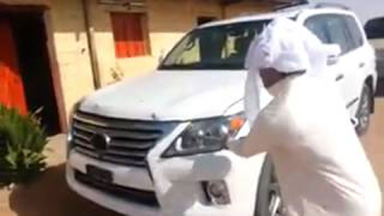 أشخاص حطموا سياراتهم الفارهة بحثا عن السعادة او لسوء الخدمة! صورة رقم 6