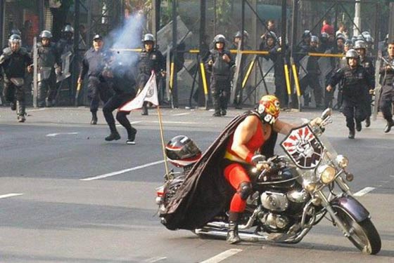 صور مضحكة وفيديو مواقف محرجة يواجهها رجال الشرطة صورة رقم 7