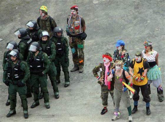 صور مضحكة وفيديو مواقف محرجة يواجهها رجال الشرطة صورة رقم 11