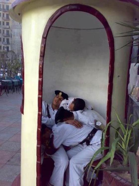 صور مضحكة وفيديو مواقف محرجة يواجهها رجال الشرطة صورة رقم 13