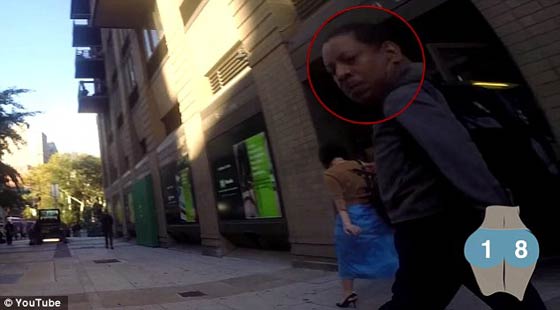 فيديو طريف: حسناء تتجول في نيويورك ببنطلون ضيق وتسجّل بكاميرا خفية نظرات الرجال صورة رقم 8