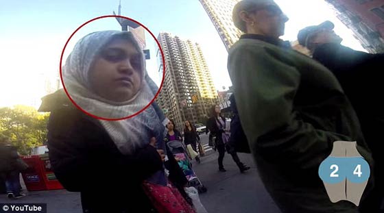 فيديو طريف: حسناء تتجول في نيويورك ببنطلون ضيق وتسجّل بكاميرا خفية نظرات الرجال صورة رقم 9