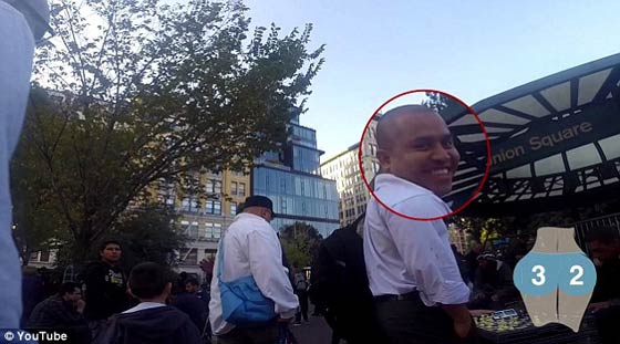 فيديو طريف: حسناء تتجول في نيويورك ببنطلون ضيق وتسجّل بكاميرا خفية نظرات الرجال صورة رقم 4