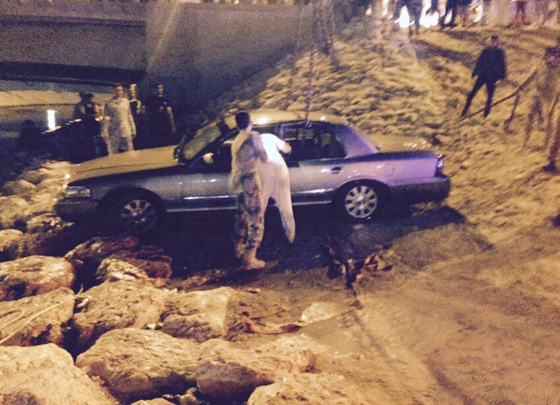 بالفيديو.. سيارة تسقط بالبحر بعد اوقفها السائق ونزل يتأمل المشهد صورة رقم 2