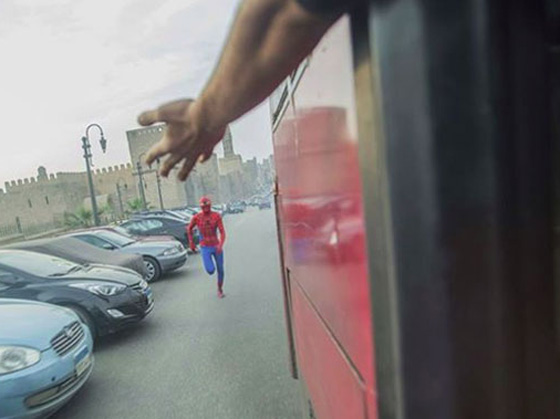 صور وفيديو سبايدر مان في مصر: يصلي في المسجد، يتلقى علقة ساخنة ويدخن شيشة تفاح! صورة رقم 9 صور وفيديو سبايدر مان في مصر: يصلي في المسجد، يتلقى علقة ساخنة ويدخن شيشة تفاح! صورة رقم 9