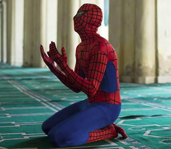 صور وفيديو سبايدر مان في مصر: يصلي في المسجد، يتلقى علقة ساخنة ويدخن شيشة تفاح! صورة رقم 11 صور وفيديو سبايدر مان في مصر: يصلي في المسجد، يتلقى علقة ساخنة ويدخن شيشة تفاح! صورة رقم 11