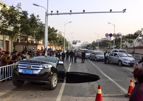 بالصور.. اعجوبة سماوية تنجي سيارة من السقوط في حفرة كبيرة صورة رقم 2