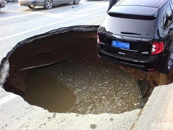 بالصور.. اعجوبة سماوية تنجي سيارة من السقوط في حفرة كبيرة صورة رقم 4