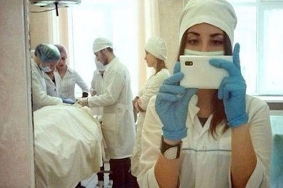 يرقصون على الدماء.. شاهد صور سيلفي احرجت اصحابها في 2014 صورة رقم 5 يرقصون على الدماء.. شاهد صور سيلفي احرجت اصحابها في 2014 صورة رقم 5