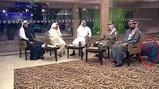 بالصورة.. ماذا يفعل هذا الرجل تحت الكرسي في الاستوديو؟! صورة رقم 1