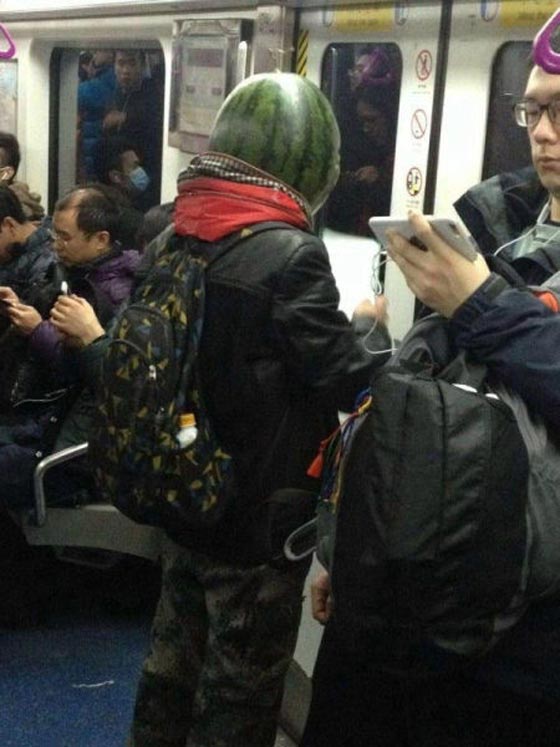  صيني على هيئة بطيخة يدب الرعب في قلوب المسافرين صورة رقم 4