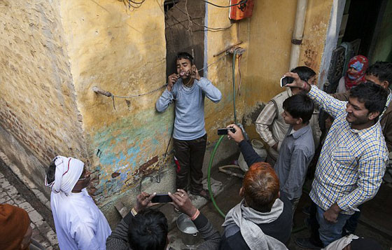 صور وفيديو مراهق هندي يصمد امام تيار كهربائي يصعق الجميع!  صورة رقم 5