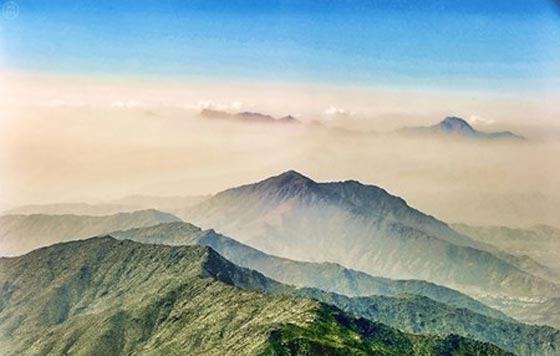 مشهد نادر.. جبال الرواسي تطاول السحاب في لوحة خيالية صورة رقم 1