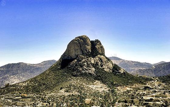 مشهد نادر.. جبال الرواسي تطاول السحاب في لوحة خيالية صورة رقم 2