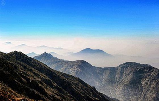 مشهد نادر.. جبال الرواسي تطاول السحاب في لوحة خيالية صورة رقم 5