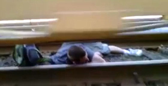 بالفيديو.. مغامر مجنون يواجه عجلات قطار كادت تقطعه نصفين صورة رقم 2