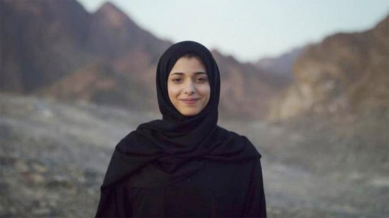 صور فتاة محجبة في اعلان سيارات 
