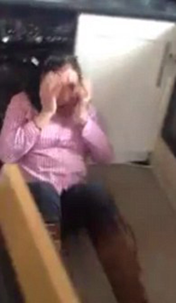 فيديو مضحك ومؤثر جدا: أم تصاب بهستيريا جنونية لرؤية ابنها العائد من سفر طويل  صورة رقم 3