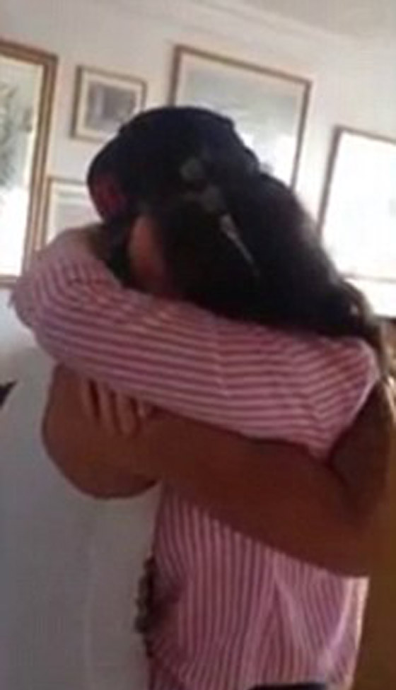 فيديو مضحك ومؤثر جدا: أم تصاب بهستيريا جنونية لرؤية ابنها العائد من سفر طويل  صورة رقم 2