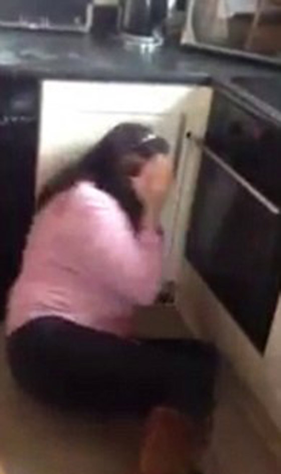 فيديو مضحك ومؤثر جدا: أم تصاب بهستيريا جنونية لرؤية ابنها العائد من سفر طويل  صورة رقم 4