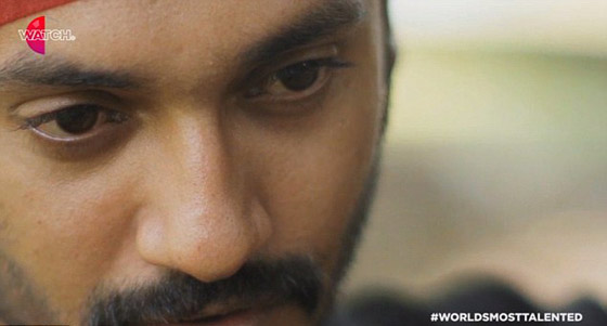 بالفيديو.. قبلة الموت أم قبلة المودة من فم كوبرا فتاكة؟ صورة رقم 2