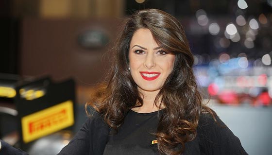 معرض جنيف الدوالي.. سيارات ونساء ونظرات ساحرة صورة رقم 12