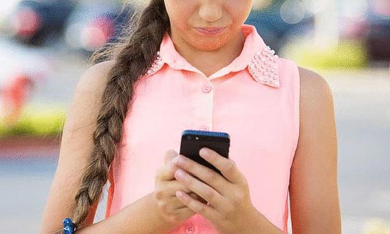 اخذ الام لايفون طفلتها كاجراء تربوي يكاد يكلفها حياتها!! صورة رقم 1