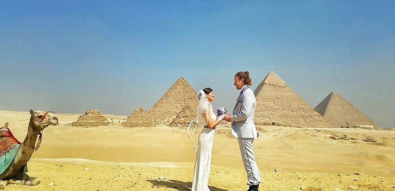 صور عروس وعريس يقيمان 38 حفل زفاف في 6 قارات من ضمنها مصر والمغرب صورة رقم 1