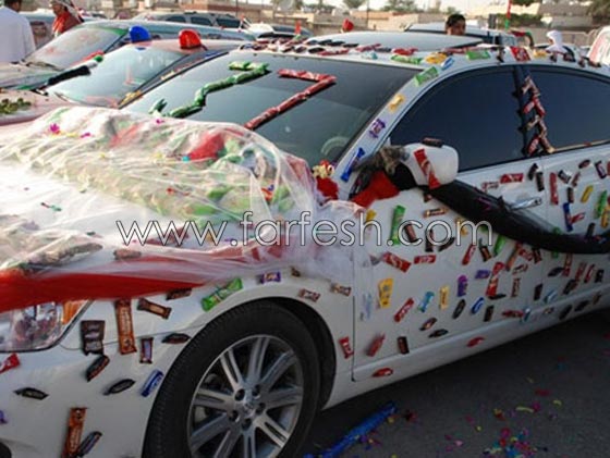 صور اجمل وأغرب سيارات مزينة  للعروس: بالزهور، الفواكه، الشوكولاطة واكياس الشيبس! صورة رقم 8