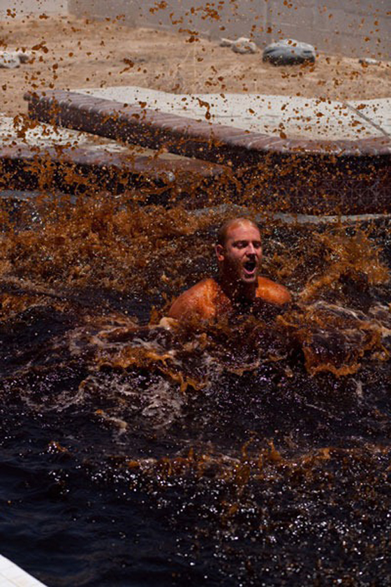 بالصور.. عشاق كوكاكولا يسبحون ببركة تتسع لـ100 الف لتر منها صورة رقم 5