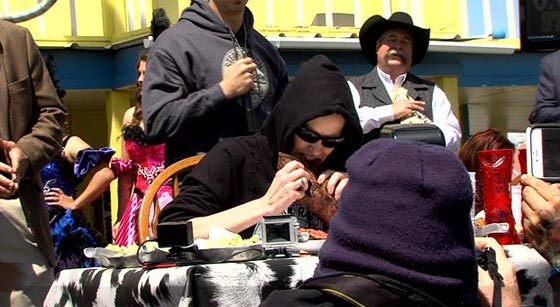 مسابقة في الشراهه: فيديو امراة من تكساس تلتهم 6 كغم من اللحم في 20 دقيقة   صورة رقم 9