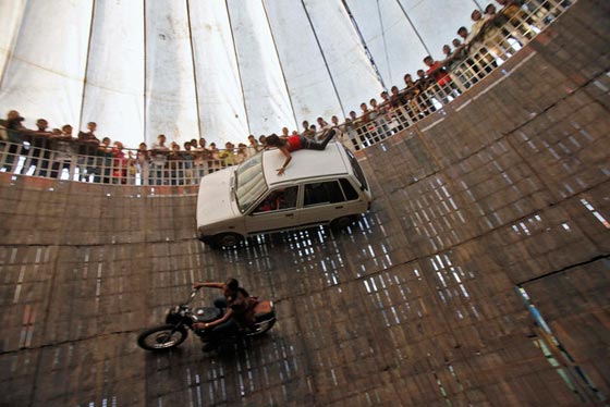 صور مرعبة لاشخاص يخاطرون بحياتهم على حافة الموت صورة رقم 3 صور مرعبة لاشخاص يخاطرون بحياتهم على حافة الموت صورة رقم 3