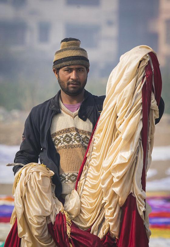 اجمل صور هنود يغسلون الثياب كلوحة فنية في نهر متلوث صورة رقم 2