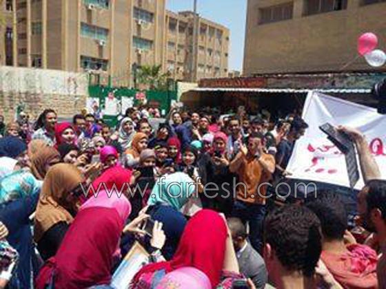 فيديو رومانسي: طالب جامعي مصري يفاجئ زميلته ويخطبها امام الجميع بطريقة تامر حسني  صورة رقم 3
