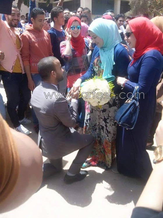 فيديو رومانسي: طالب جامعي مصري يفاجئ زميلته ويخطبها امام الجميع بطريقة تامر حسني  صورة رقم 1