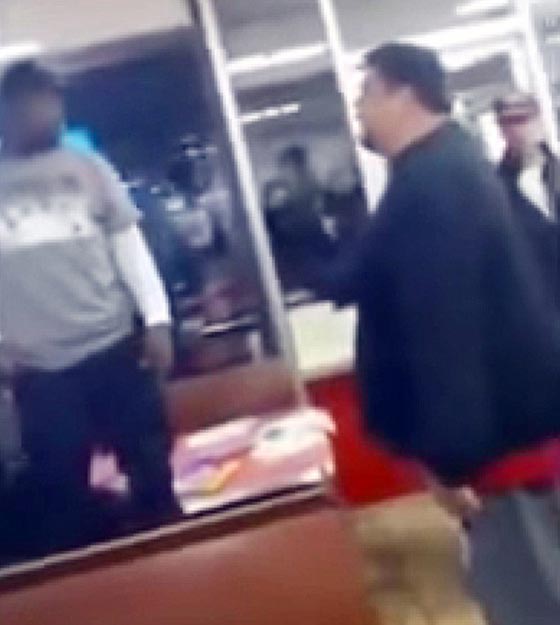 بالفيديو: رجل يهدد آخر بان يتناوله على وجبة الافطار.. بسبب امرأة صورة رقم 1