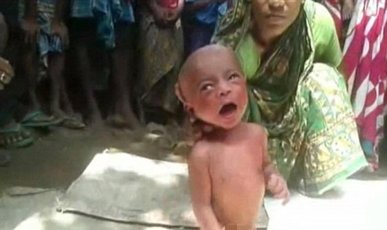 شاهد.. ساحرة تعالج طفلا عمره يومان باجباره على المشي! صورة رقم 4