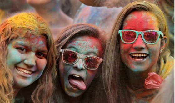 بالصور.. مهرجان الألوان لدى الهندوس يرسم لوحة بشرية رائعة  صورة رقم 5