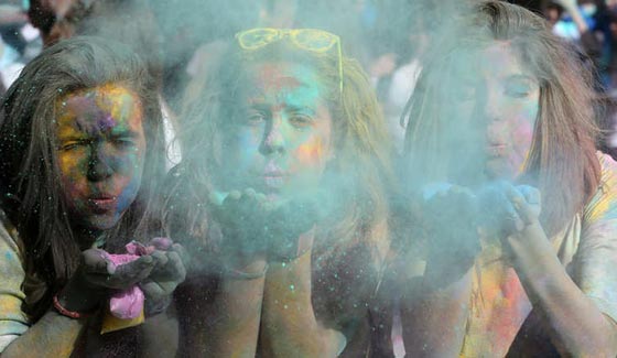 بالصور.. مهرجان الألوان لدى الهندوس يرسم لوحة بشرية رائعة  صورة رقم 6