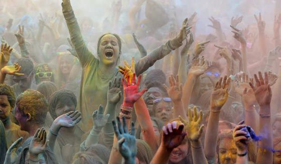 بالصور.. مهرجان الألوان لدى الهندوس يرسم لوحة بشرية رائعة  صورة رقم 14
