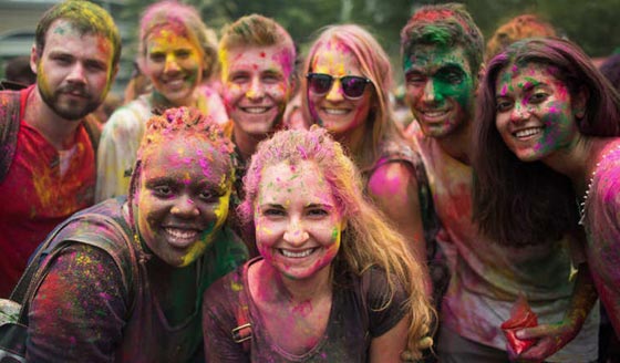بالصور.. مهرجان الألوان لدى الهندوس يرسم لوحة بشرية رائعة  صورة رقم 13