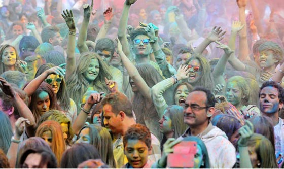 بالصور.. مهرجان الألوان لدى الهندوس يرسم لوحة بشرية رائعة  صورة رقم 12