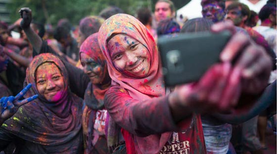 بالصور.. مهرجان الألوان لدى الهندوس يرسم لوحة بشرية رائعة  صورة رقم 18